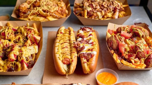 3 Peat: Το μικρό street food μαγαζί στην Καλλιθέα που μένει ανοιχτό μέχρι τις 4 το πρωί