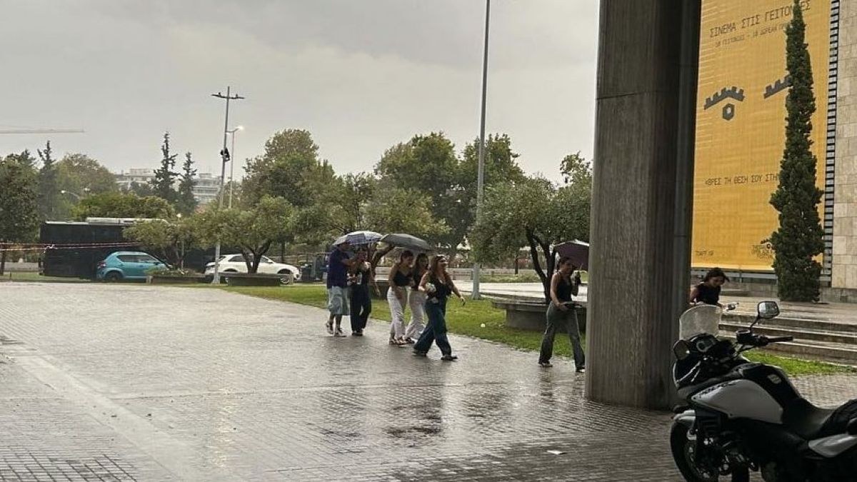 Θεσσαλονίκη: Ισχυρή βροχή πριν τη συναυλία του Αντώνη Ρέμου – Στον αέρα η εκδήλωση