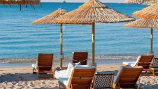 Βουλιαγμένη: Πώς ξεκίνησε ο θανατηφόρος καυγάς για την ξαπλώστρα – «Βρίστηκαν και κοπανάει μία μπουνιά στο πρόσωπο της κοπέλας» λέει ο 76χρονος