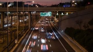 «Θρίλερ» στην Αττική Οδό: 90χρονος οδηγούσε στο αντίθετο ρεύμα με ληγμένο δίπλωμα από το 2018