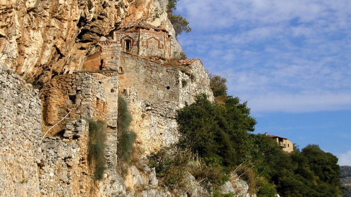 Δύο μοναστήρια σαν βγαλμένα από παραμύθι: Τα κρυμμένα διαμάντια της Πελοποννήσου