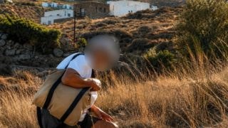 Σούσουρο στη Σέριφο: Συνταξιούχος γιατρός φωτογράφιζε κρυφά γυμνίστριες σε παραλία – Το αποτρόπαιο εύρεση στον φάκελο των «διαγραμμένων»