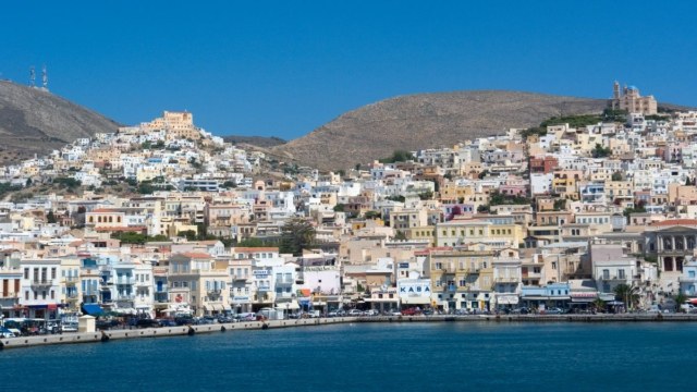Εφιάλτης για μητέρα στη Σύρο: Καταγγέλλει ότι ομάδα εφήβων την περικύκλωσε και την απείλησε μπροστά στα παιδιά της