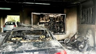 Γαλάτσι: Μεγάλη αναστάτωση από φωτιά σε πιλοτή – Κάηκαν ΙΧ και μηχανή, δύο άτομα στο νοσοκομείο