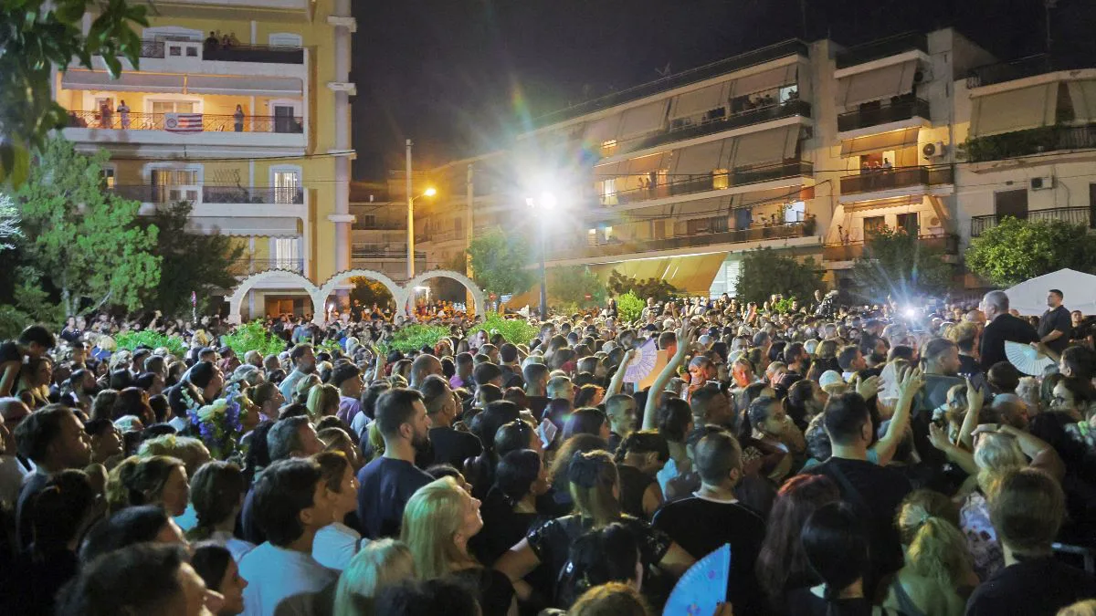 Ένταση στη λαϊκή αγρυπνία του Μαζωνάκη: Λιποθύμησε θαυμαστής έξω από την εκκλησία – Αποκλειστικό βίντεο