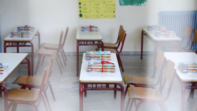 Αντιδράσεις για τα σχολικά βιβλία με αναφορές σε ομόφυλες οικογένειες – «Δεν υπάρχει woke ατζέντα» λέει ο συγγραφέας