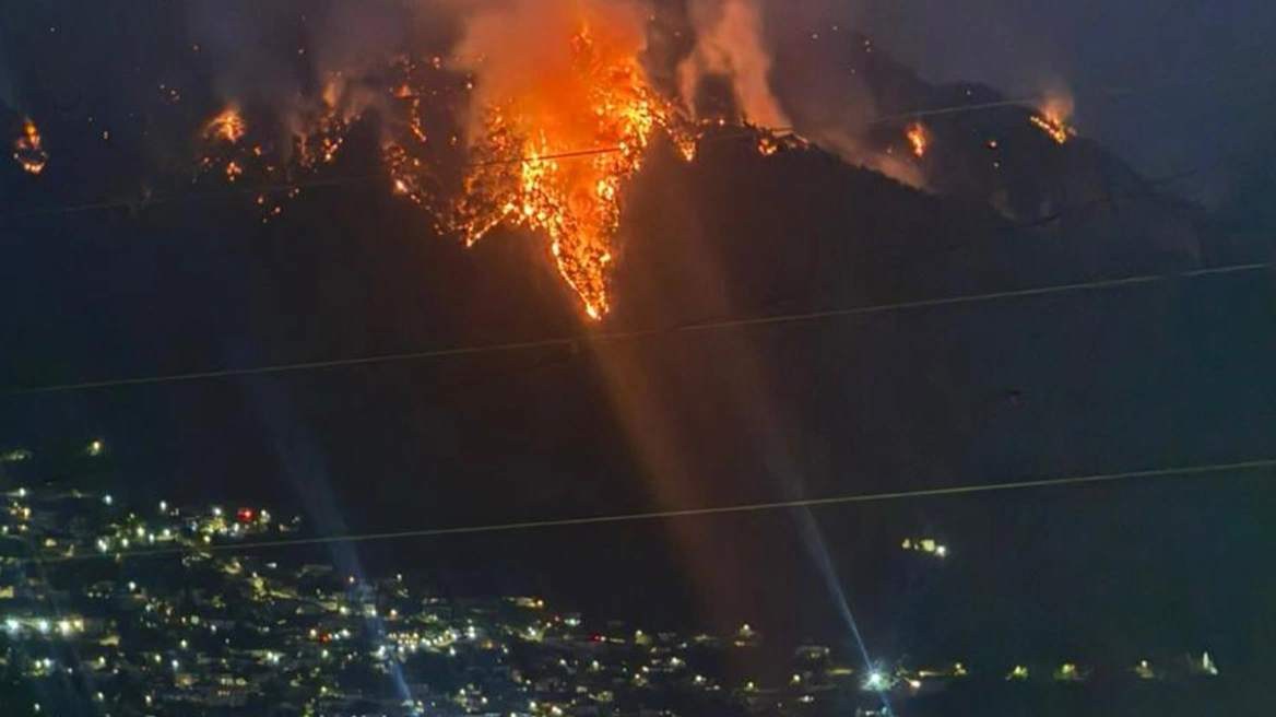 Περισσότεροι από 150 πυροσβέστες επιχειρούν στη μεγάλη φωτιά της Τραπεζίτσας, μαζί με οκτώ πεζοπόρα τμήματα και 48 οχήματα.