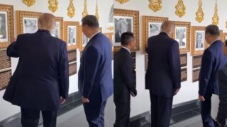 «Καλός φίλος…»: Ο Τραμπ έδειξε στον Σι Τζινπίνγκ το «πορτρέτο»-στυλό του Μπάιντεν και πέθανε στο γέλιο (Βίντεο)