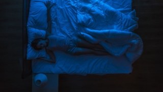 Ύπνος με φως: Η συνήθεια στην κρεβατοκάμαρα που μπορεί να επιβαρύνει την υγεία