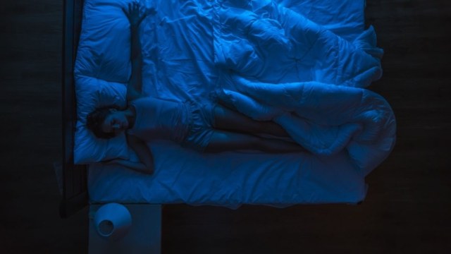 Ύπνος με φως: Η συνήθεια στην κρεβατοκάμαρα που μπορεί να επιβαρύνει την υγεία