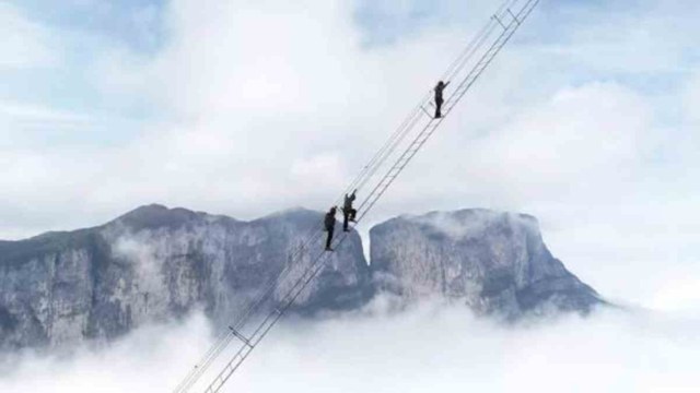Κίνα: Η τρομακτική ανάβαση σε κρεμαστή σκάλα χιλιάδες πόδια πάνω από το έδαφος