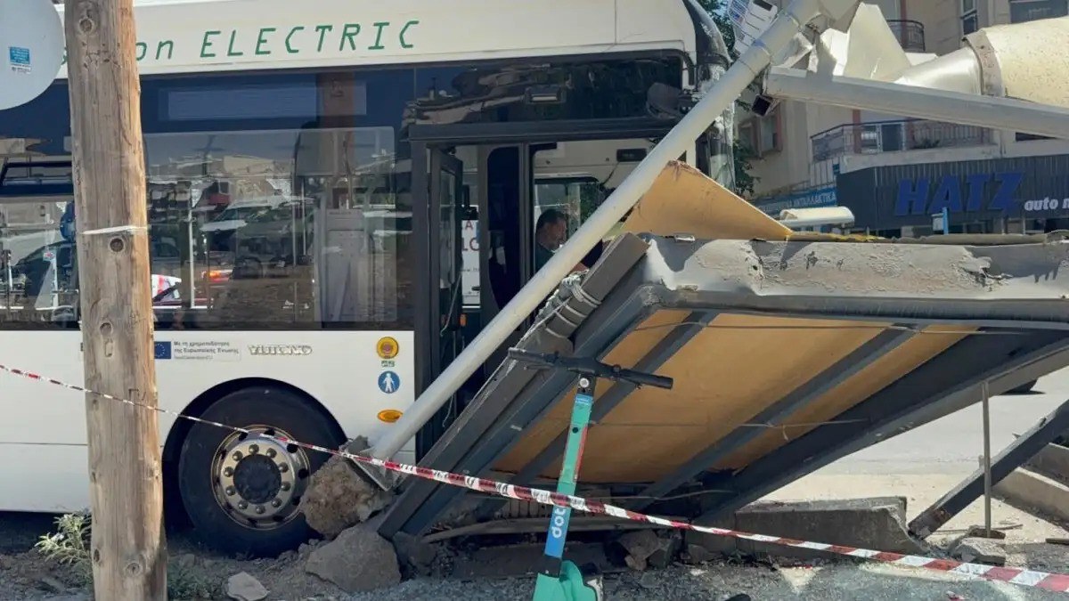 Ηλεκτρικό λεωφορείο στη Θεσσαλονίκη έπεσε πάνω σε στάση – Τέσσερις τραυματίες