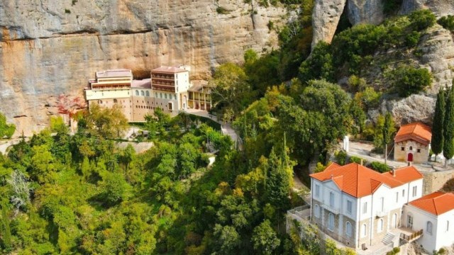 Δύο μοναστήρια σαν βγαλμένα από άλλη εποχή: Από τον Λούσιο στα Καλάβρυτα