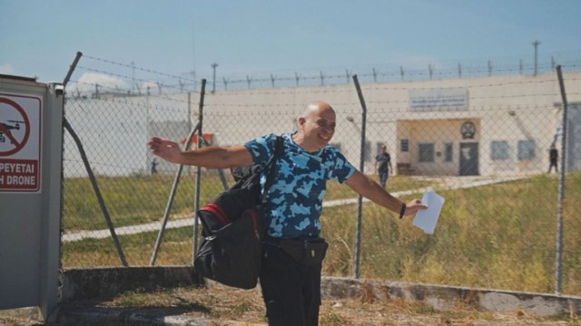 Εκτός φυλακής ο Νίκος Μαζιώτης: Πανηγυρίζει την αποφυλάκισή του μετά την έκτιση της 20ετούς ποινής