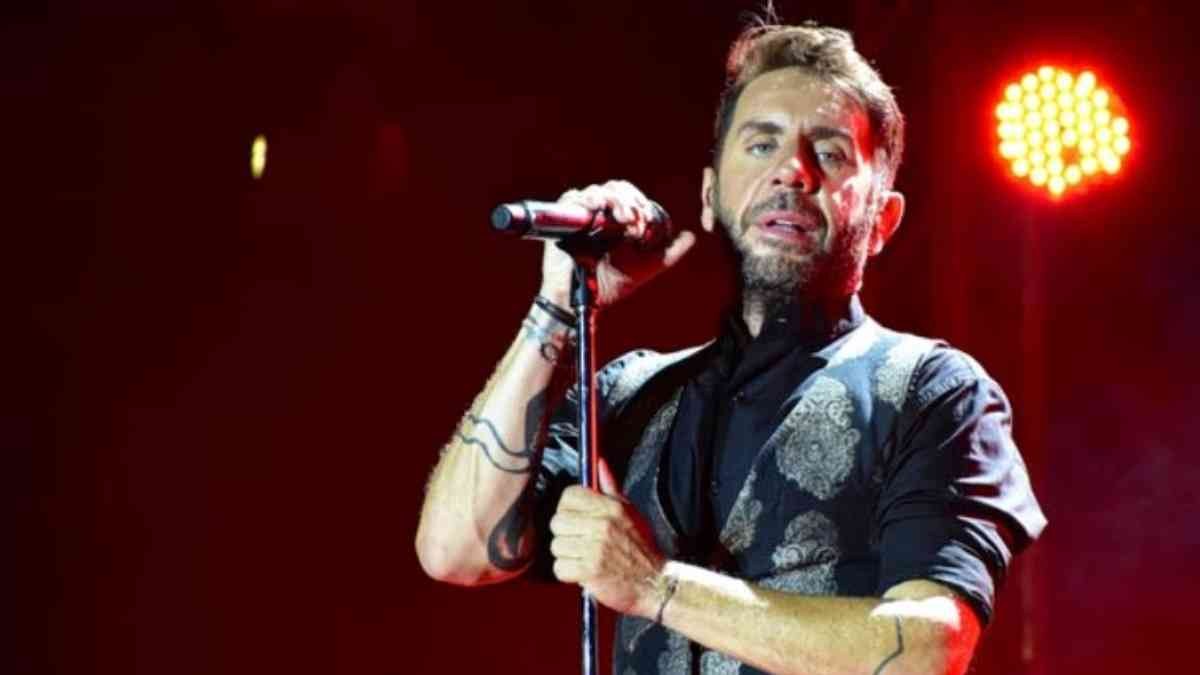 Γιώργος Μαζωνάκης: Η παιδική φωτογραφία από σχολική γιορτή και το σπάνιο βίντεο στα 18 του να τραγουδά Πάριο