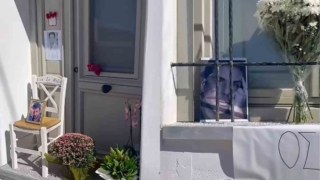 Λουλούδια και μηνύματα αγάπης παντού: Απίστευτες εικόνες έξω από το σπίτι του Μαζωνάκη στη Σητεία