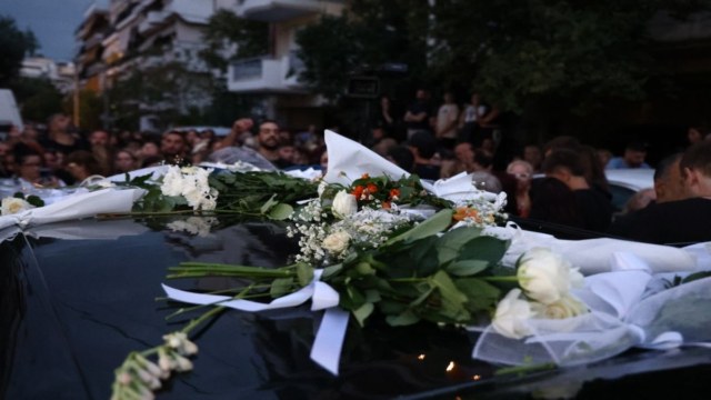 Γιώργος Μαζωνάκης: «Αθάνατος» φώναζε το πλήθος όταν έφτασε η σορός του (Βίντεο)