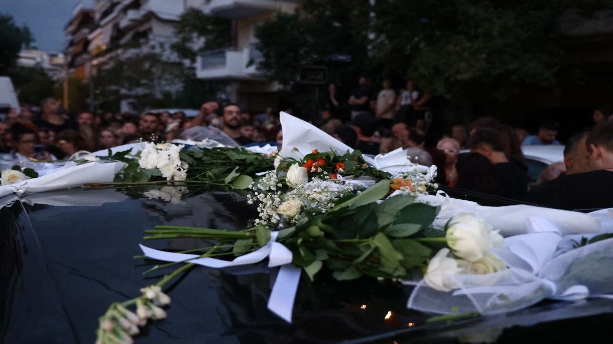 Γιώργος Μαζωνάκης: «Αθάνατος» φώναζε το πλήθος όταν έφτασε η σορός του (Βίντεο)