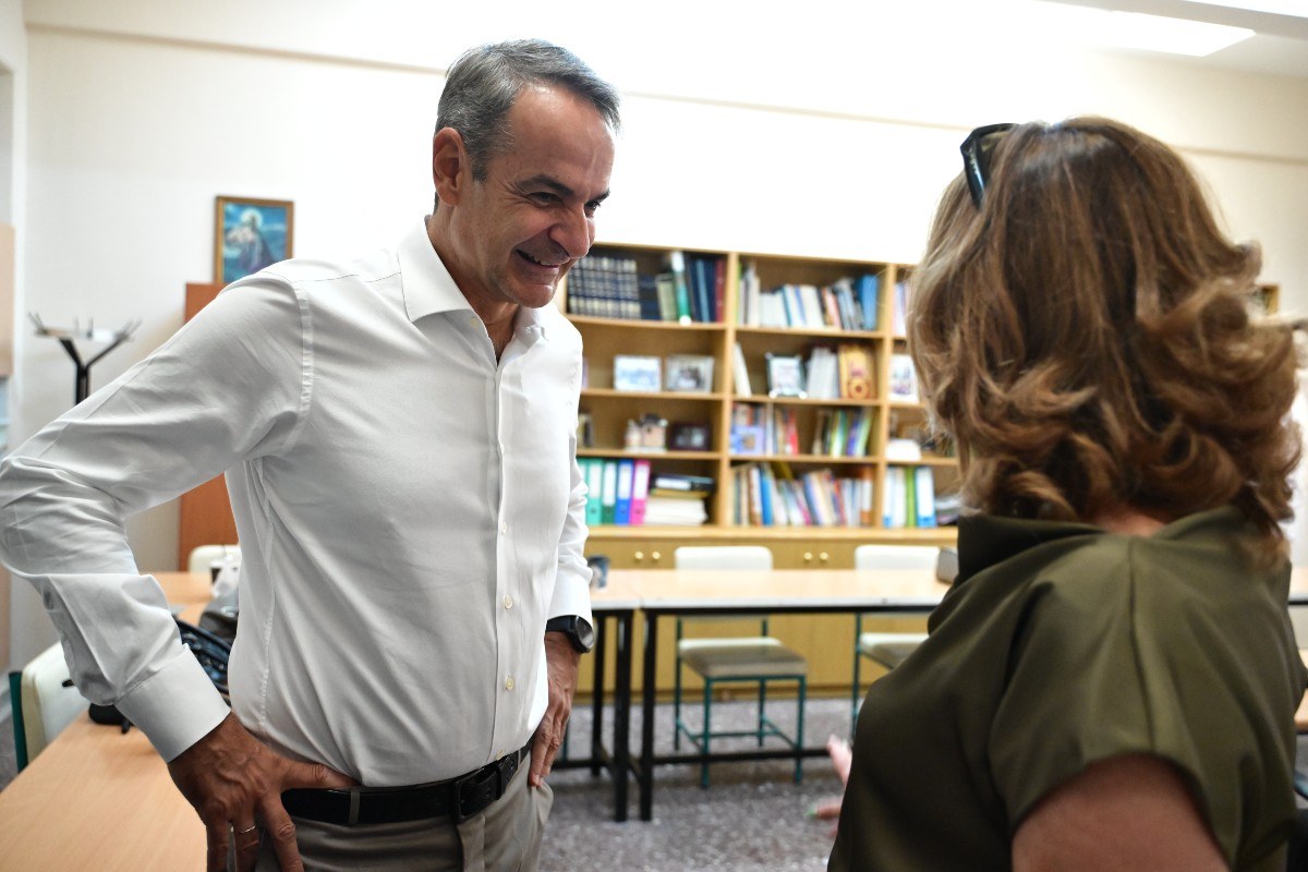 Μητσοτάκης στα Άνω Λιόσια για τον αγιασμό – Το «high five» που έκλεψε την παράσταση