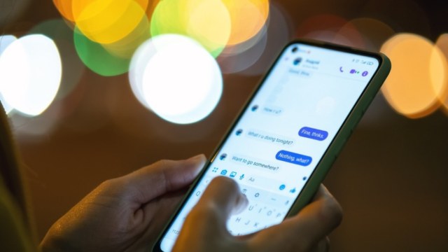 Γιατί ερωτευόμαστε μέσα από μια οθόνη; Η ψυχολογική παγίδα της online oικειότητας