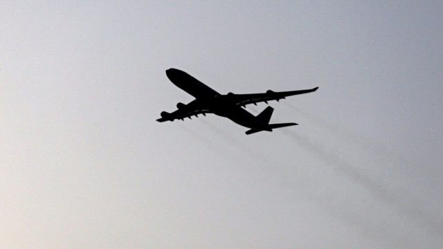 Αναγκαστική προσγείωση στη Θεσσαλονίκη: Χάος σε πτήση για Ρόδο – Επιβάτες κάπνιζαν, έβγαζαν βίντεο το προσωπικό