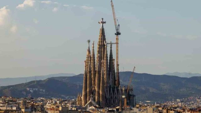 Sagrada Família: Μετά από 144 χρόνια αγγίζει τον ουρανό της Βαρκελώνης – Ολοκληρώθηκε ο Πύργος του Ιησού Χριστού