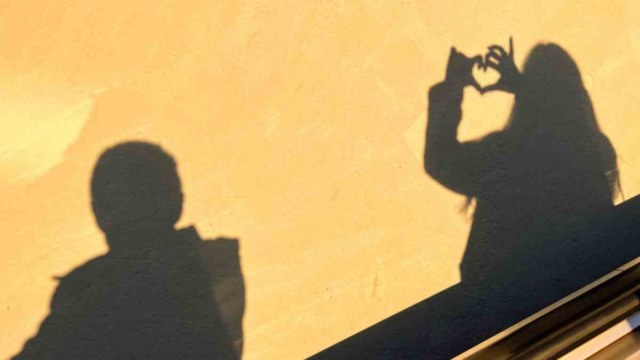 Το αιώνιο παράδοξο των σχέσεων: Ανάμεσα στην αγκαλιά και στην απόσταση