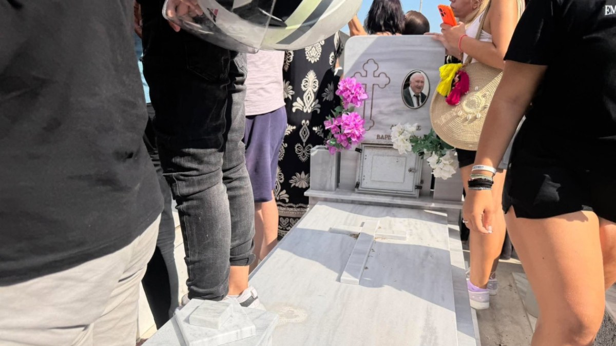 Αλγεινές εικόνες στο Γ’ Νεκροταφείο Αθηνών για την ταφή του Γιώργου Μαζωνάκη: Πατούσαν πάνω σε τάφους για μία φωτογραφία – Ντροπιαστικές στιγμές στο κοιμητήριο