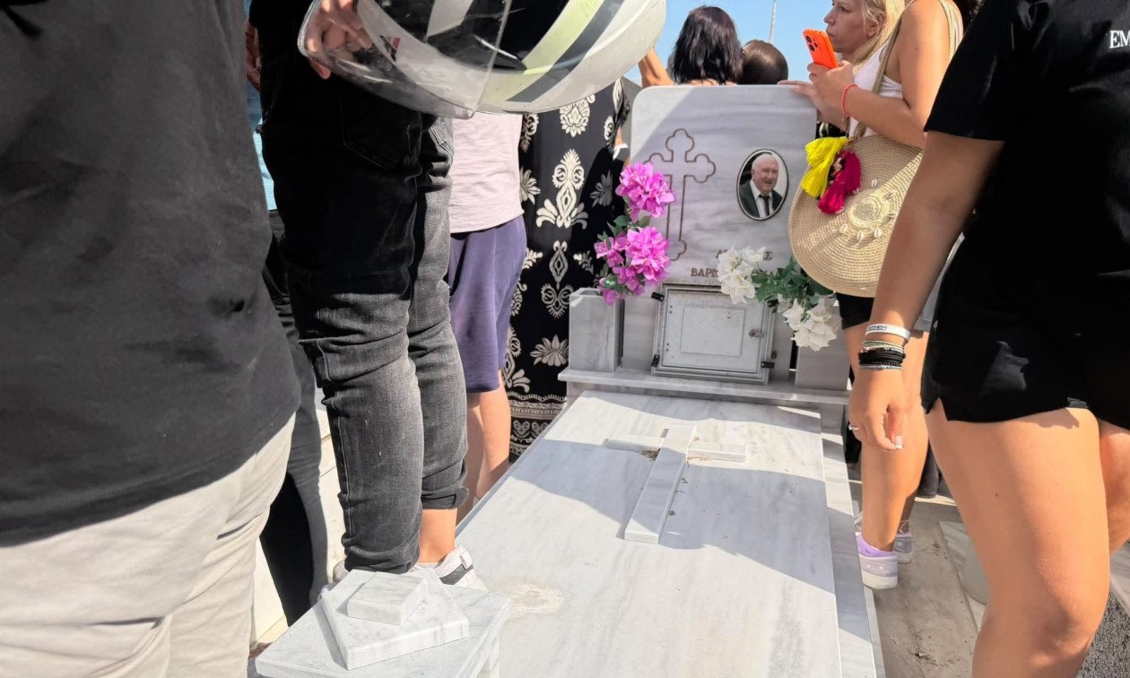 Αλγεινές εικόνες στο Γ’ Νεκροταφείο Αθηνών για την ταφή του Γιώργου Μαζωνάκη: Πατούσαν πάνω σε τάφους για μία φωτογραφία – Ντροπιαστικές στιγμές στο κοιμητήριο