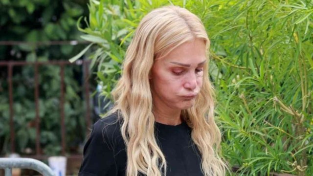 H Νατάσσα Θεοδωρίδου σε άσχημη ψυχολογική κατάσταση στην κηδεία του Μαζωνάκη