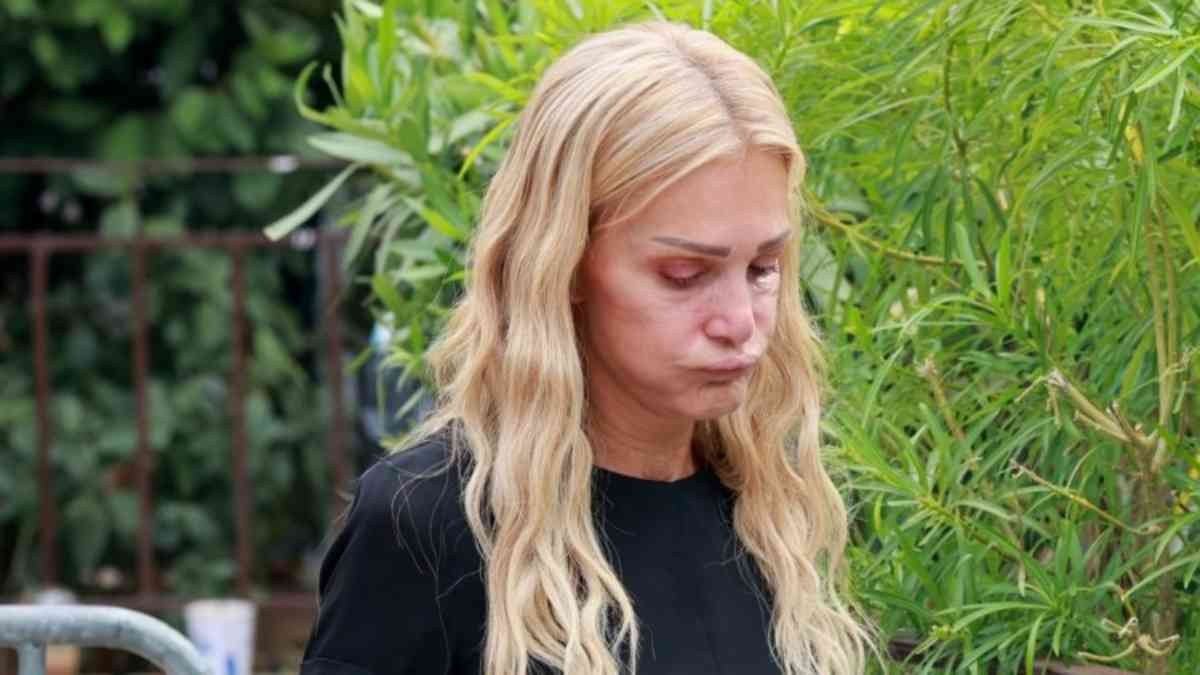 H Νατάσσα Θεοδωρίδου σε άσχημη ψυχολογική κατάσταση στην κηδεία του Μαζωνάκη