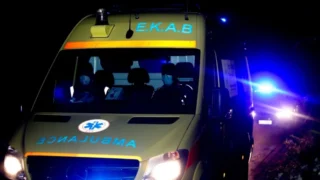 Τροχαίο σοκ στα Σπάτα: ΙΧ παρέσυρε τροχονόμο την ώρα της ρύθμισης της κυκλοφορίας