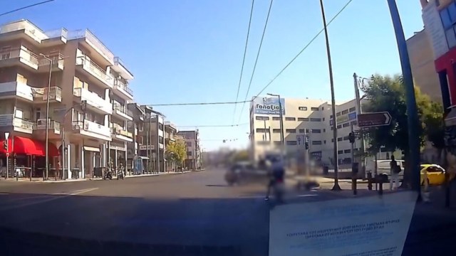 Τροχαίο-σοκ στον Κολωνό: Η στιγμή της φρικτής σύγκρουσης καρέ καρέ από κάμερα ταξί – Το βίντεο που «καίει» την 25χρονη οδηγό