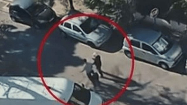 Βίντεο-ντοκουμέντο από την Ελευσίνα: Καρέ καρέ η επίθεση με μαχαίρι στον 32χρονο – Η ανατριχιαστική φράση