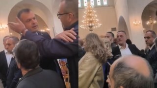 Έντονες αποδοκιμασίες γονέων προς τον δήμαρχο Στέλιο Μαμαλάκη μέσα στην εκκλησία μετά την ακύρωση της μαθητικής παρέλασης.