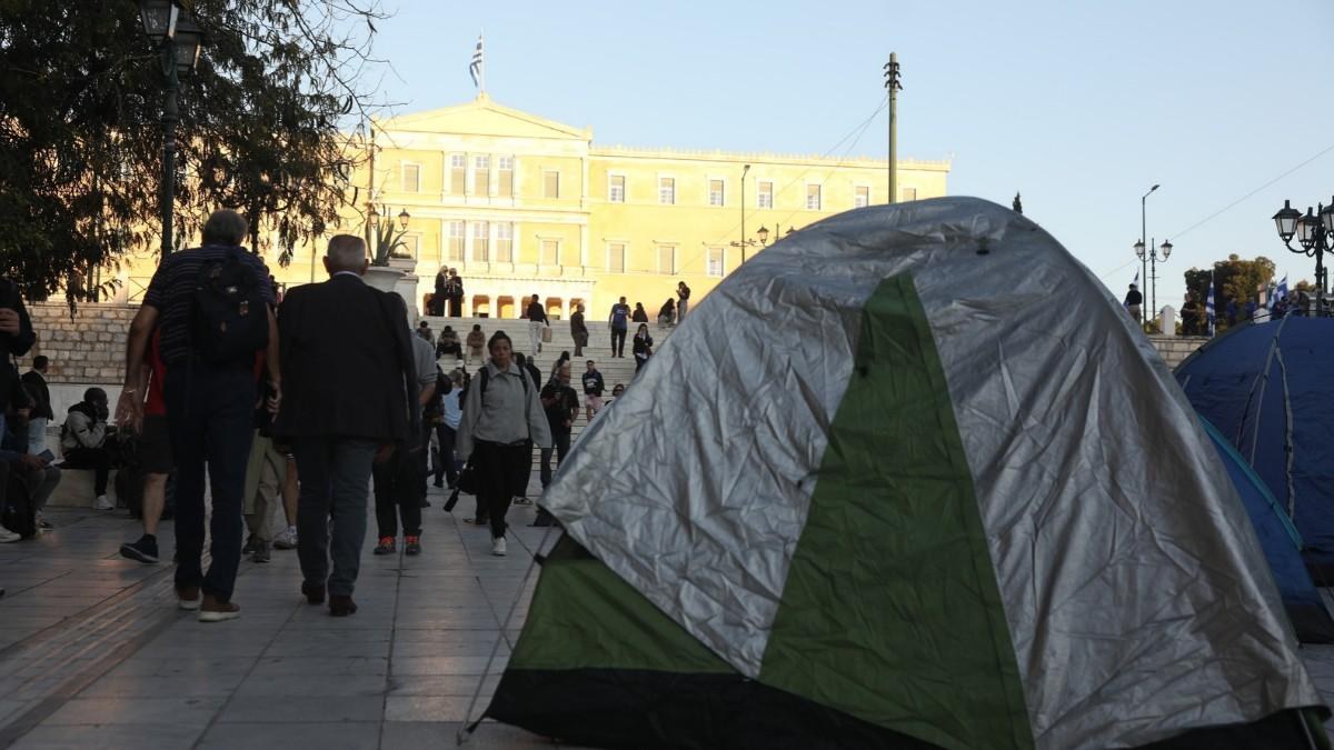 Εικόνες από το Σύνταγμα: Γέμισε σκηνές η πλατεία – Φοιτητές και εκπαιδευτικοί στους δρόμους για το κόστος σπουδών