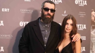 Ρομέν Γαβράς: Από τη Ντούα Λίπα και τη Ρίτα Όρα στην Έμιλι Ραταϊκόφσκι – Ποιος είναι ο σκηνοθέτης