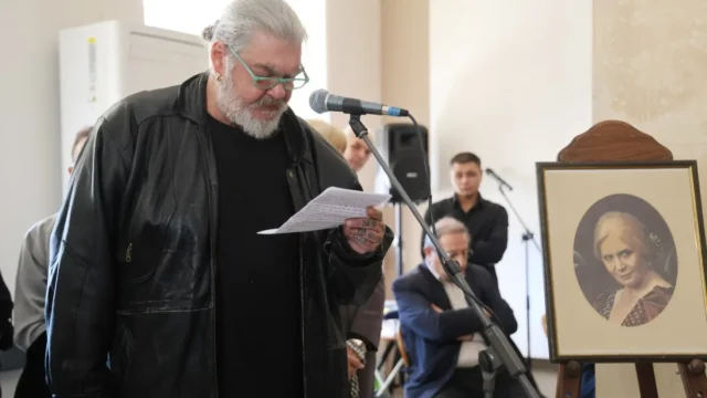 «Έφτασε 42 κιλά»: Η συγκλονιστική εξομολόγηση του γιου της Μπέτυς Βαλάση στον επικήδειο