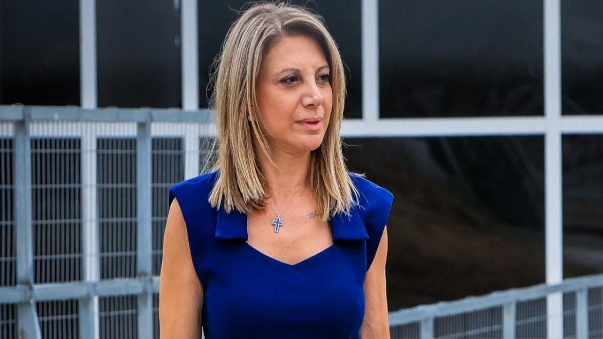 Καρυστιανού: Κατέθεσε τελικά στεφάνι για την 28η Οκτωβρίου – «Ναι στην αληθινή δημοκρατία»