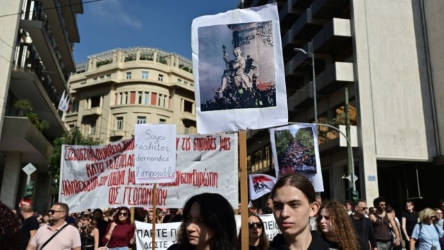 Ένταση στο κέντρο της Αθήνας: Διαδηλωτές πλακώθηκαν μεταξύ τους για το ποιο μπλογκ θα προηγηθεί της πορείας