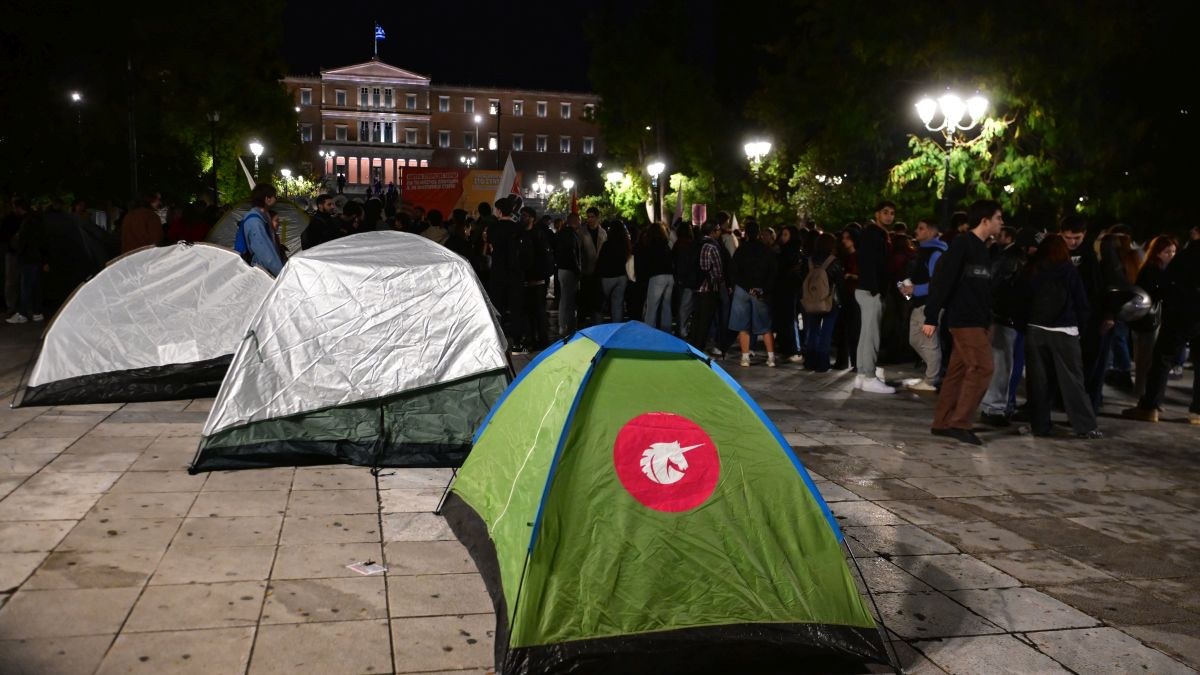 Φοιτητές στήνουν ξανά σκηνές στο Σύνταγμα – Σε επιφυλακή η ΕΛ.ΑΣ.