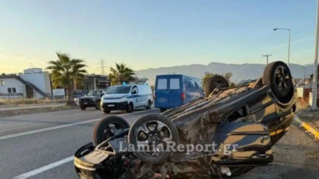 Σοβαρό τροχαίο στη Λαμία: Σύγκρουση με αγροτικό και ανατροπή αυτοκινήτου (VIDEO)