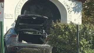Απίστευτο τροχαίο στη Γλυφάδα: Ηλικιωμένος «μπούκαρε» με το αυτοκίνητο μέσα σε εκκλησία στη Γλυφάδα