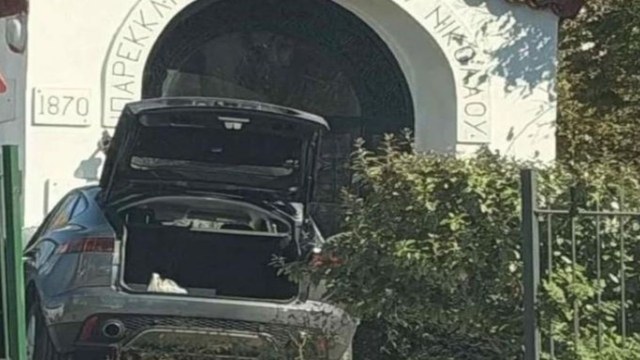 Απίστευτο τροχαίο στη Γλυφάδα: Ηλικιωμένος «μπούκαρε» με το αυτοκίνητο μέσα σε  εκκλησία στη Γλυφάδα