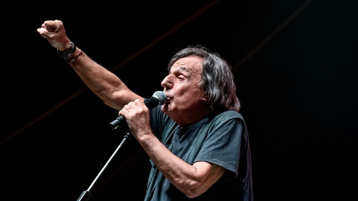 Η πιο κρίσιμη μάχη του «αιώνιου έφηβου»: Στο νοσοκομείο ο Βασίλης Παπακωνσταντίνου