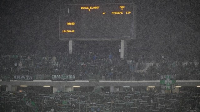 Σοκαριστικό περιστατικό στον Βόλο: 18χρονος οπαδός του Παναθηναϊκού ακρωτηριάστηκε σε δάχτυλο από έκρηξη βεγγαλικού
