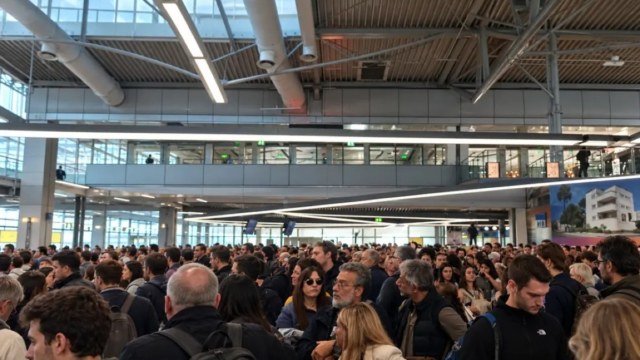 Χάος στο «Ελευθέριος Βενιζέλος»: Ουρές και αναμονή δύο ωρών στους ελέγχους αποσκευών