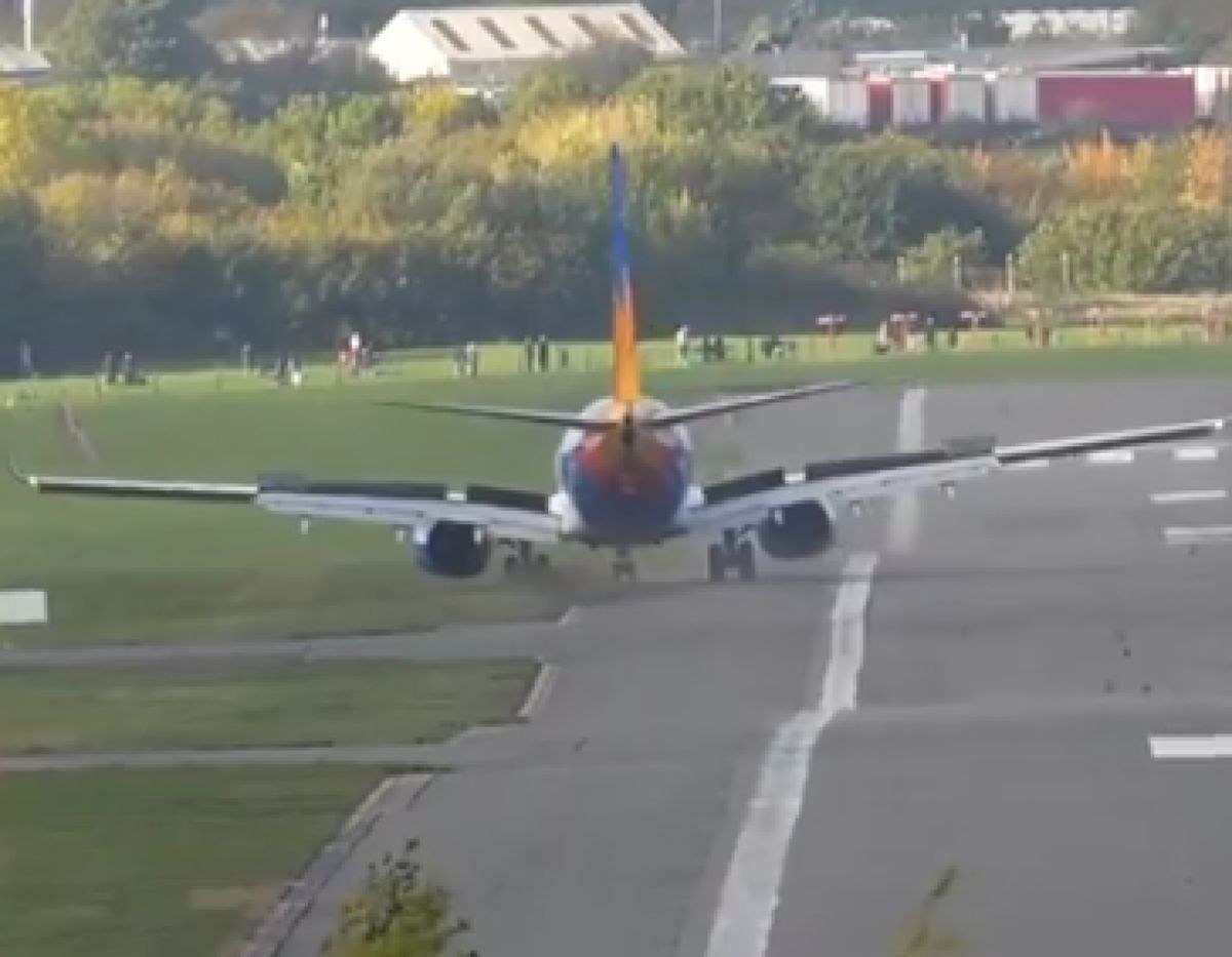 Απίστευτο βίντεο από το Μπέρμιγχαμ: Boeing 737 βγαίνει από την πίστα εξαιτίας των ανέμων