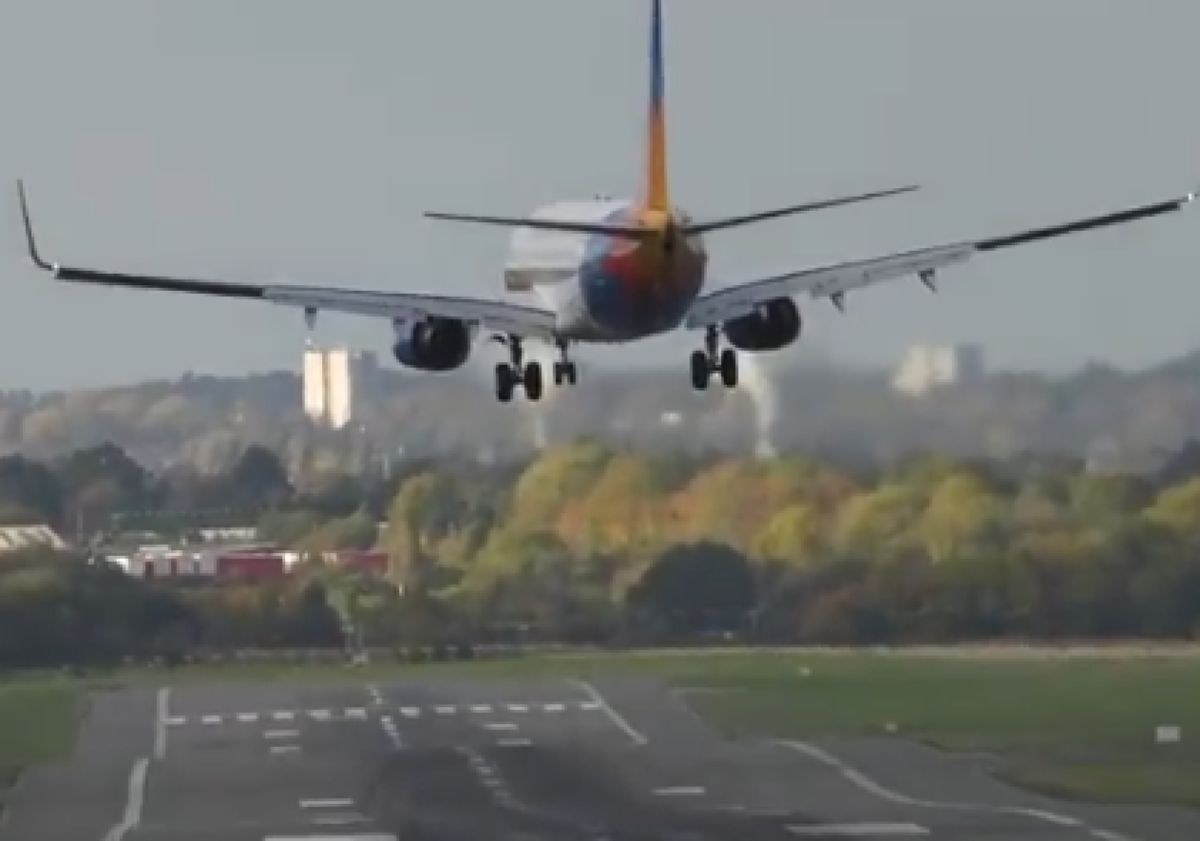 Boeing 737: Παραλίγο αεροπορικό ατύχημα στο Μπέρμιγχαμ – Η αντίδραση του πιλότου