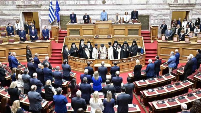 Τα πηγαδάκια της Βουλής στον αγιασμό – Οι παρέες των ανεξάρτητων και η παρουσία Μητσοτάκη (Εικόνες)